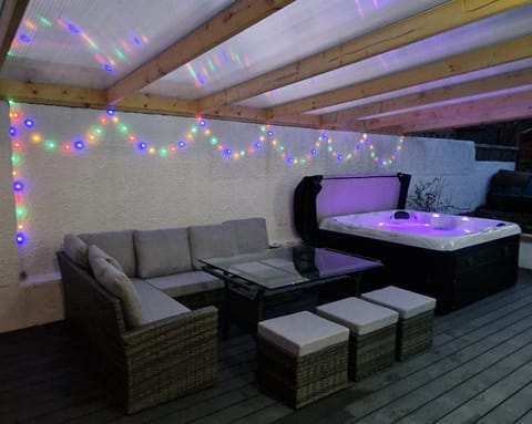 Hot Tub, Seating area