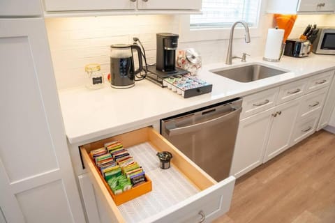 Coffee/tea facilities, Kitchen or kitchenette, dishwasher, oven, toaster