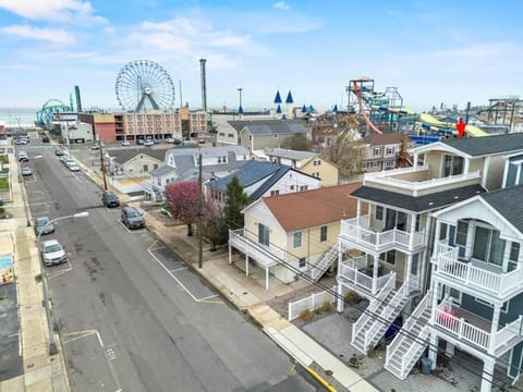 Property building, Neighbourhood, Bird's eye view, Street view, Location