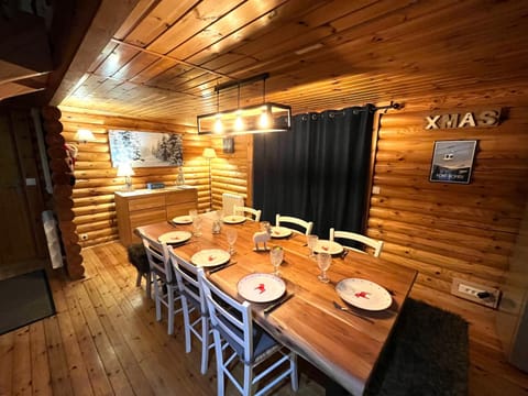 Chalet pistes 5 mn à pied, quartier calme près de tout pièce repas et salon 40 M2 Chalet in Bolquère