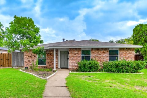 Lovely Home in The Colony with Private Yard! Casa in The Colony