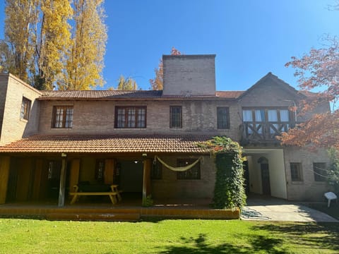 Olive Tree House with Pool Table and Swimming Pool Villa in Luján de Cuyo