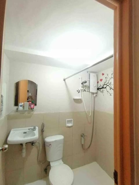 Shower, Toilet