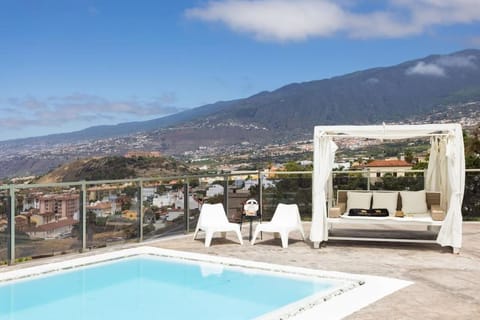 Natural landscape, View (from property/room), Balcony/Terrace, Mountain view, Pool view, Swimming pool, sunbed