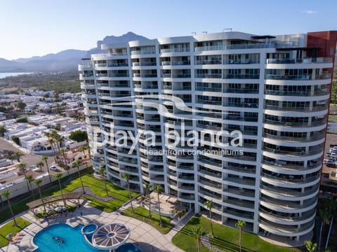 Property building, Day, Bird's eye view, Mountain view, Pool view