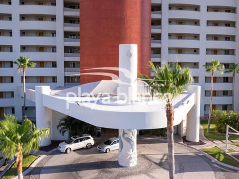 Property building, Facade/entrance, Day, Balcony/Terrace