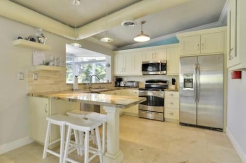 Beautifully remodeled roomy single family stilt home, home House in Lower Matecumbe Key