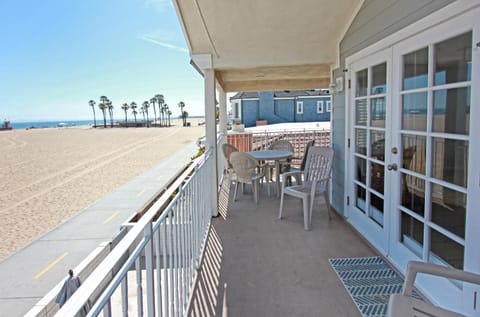 1404 W Oceanfront B House in Balboa Peninsula