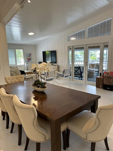 Beautiful updated stilted home makes for a super getaway, home House in Key Largo