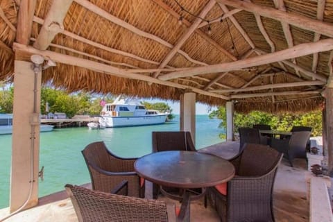 2 houses located on a private peninsula, home House in Upper Matecumbe Key