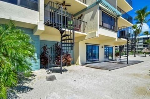 Direct Oceanfront with private staircase to beach prestigious Islamorada CondoComplex condo Wohnung in Upper Matecumbe Key