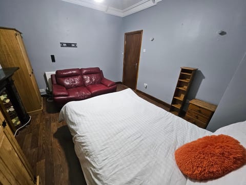 Affordable Rooms with Kitchen near Station overnight free parking 6pm to 8am Bed and Breakfast in Slough