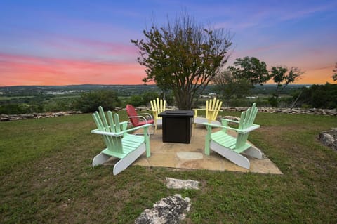 Hill Top Cottage House in Fredericksburg