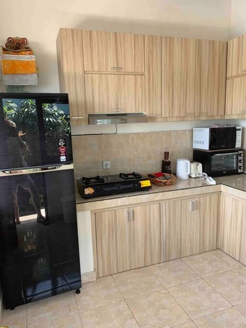 3 bedroom villa with private pool, 7min to beach House in Kediri