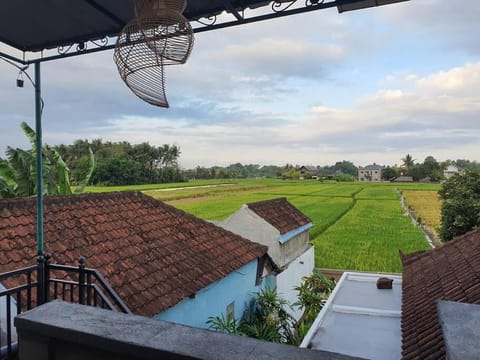 3 bedroom villa with private pool, 7min to beach House in Kediri