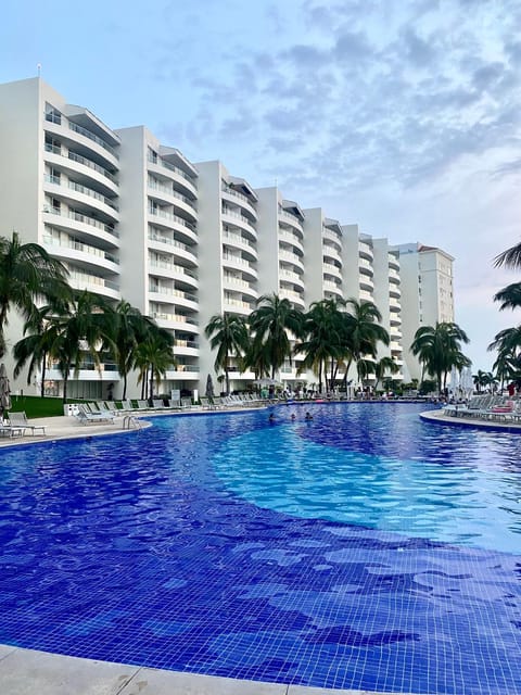 Property building, Day, Swimming pool, sunbed