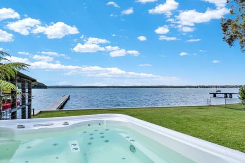 Lakefront Paradise Retreat House in Lake Macquarie