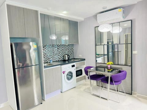 Kitchen or kitchenette, Dining area, washing machine