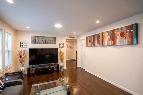 30-1 Fully furnished, spacious 1st floor apartment in Boston Apartment in Quincy