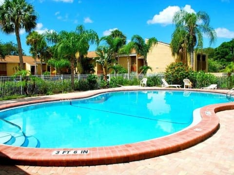 Boho Style 2bd 1 bath condo heated pool, 6 min Siesta Apartment in Gulf Gate Estates