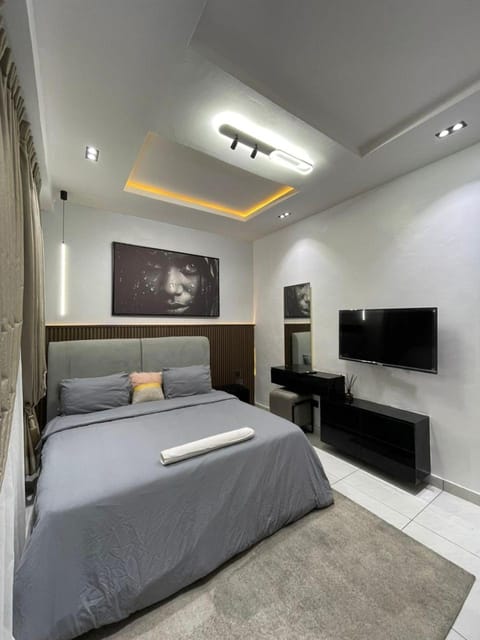 Property building, Communal lounge/ TV room, Bed, TV and multimedia, Photo of the whole room, Evening entertainment, Bedroom, air conditioner, air conditioner