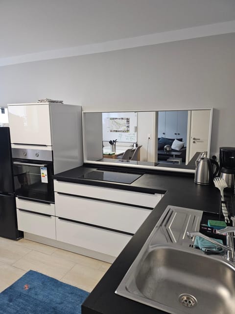 Kitchen or kitchenette, dishwasher, minibar, oven, stove