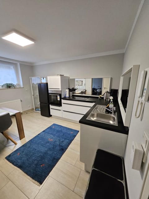 Kitchen or kitchenette, minibar, oven, stove