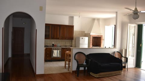 Kitchen or kitchenette, Dining area, oven, stove