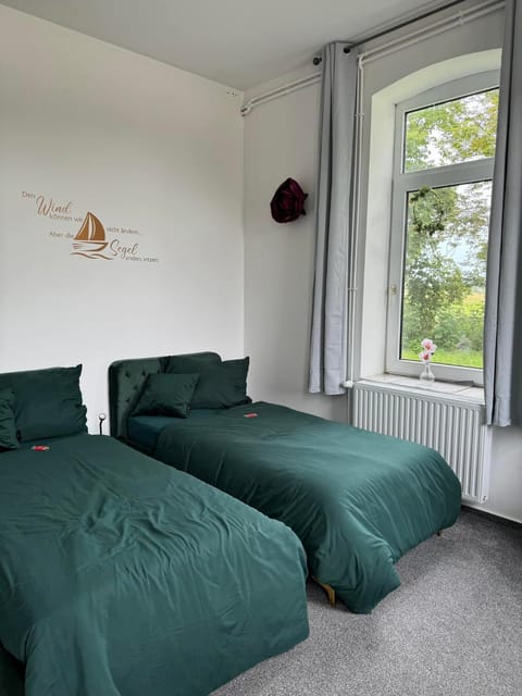 Bed, Living room, Photo of the whole room, Bedroom