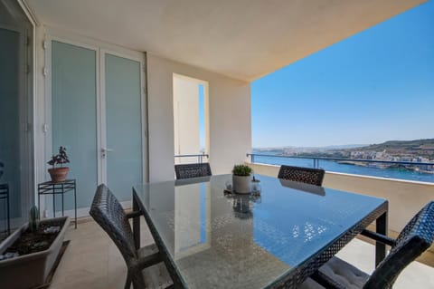 Day, Natural landscape, Balcony/Terrace, Living room, Seating area, Dining area, Mountain view, Pool view, River view, Sea view, Swimming pool, sunbed