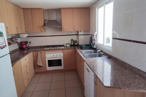 Kitchen or kitchenette, dishwasher, oven