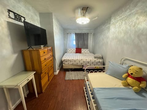 Bed, TV and multimedia, Bedroom