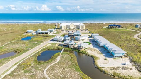 Beach to Bay - OCEAN VIEWS! Private Pool! House in Port Aransas