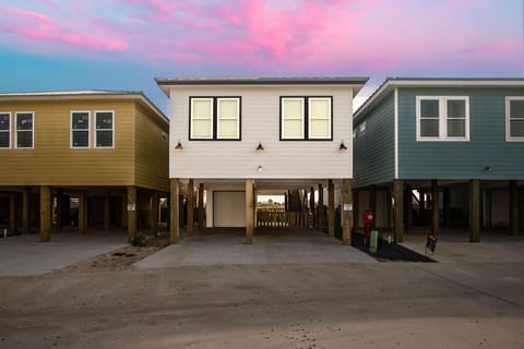 Property building, Facade/entrance, Day