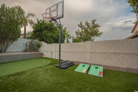 Scottsdale Paradise Poolside with Hot Tub & Gym House in Scottsdale