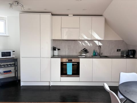 Modern 1-Bed Central Kingston Apartment in Kingston upon Thames