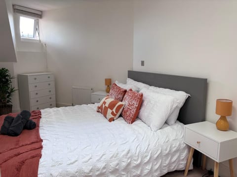 Modern 1-Bed Central Kingston Apartment in Kingston upon Thames