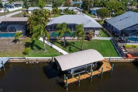 Honolulu East - Vacation home with heated pool and Gulf-access canal House in Cape Coral