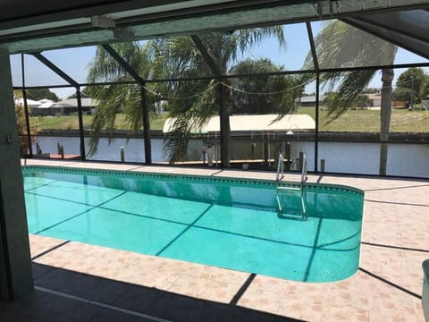 Honolulu East - Vacation home with heated pool and Gulf-access canal House in Cape Coral