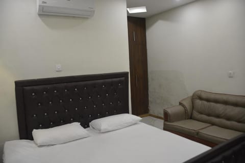 Bed, Seating area, Bedroom, air conditioner