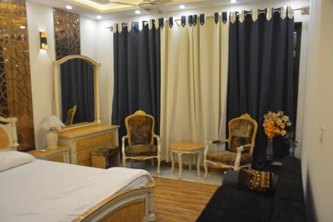 Bed, Seating area, Bedroom