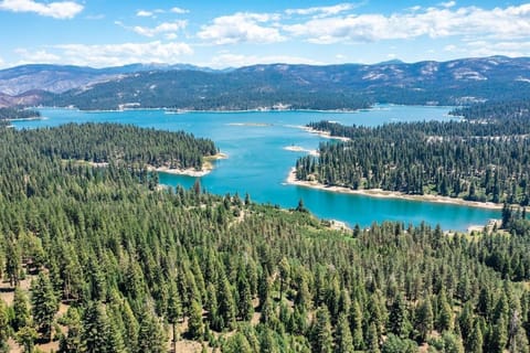 The Knotty Sparrowlarge Deckprime Location House in Shaver Lake