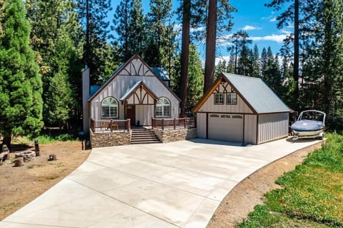 The Knotty Sparrowlarge Deckprime Location House in Shaver Lake