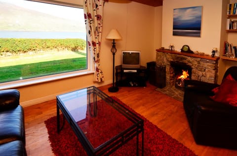 Natural landscape, TV and multimedia, Living room, Seating area