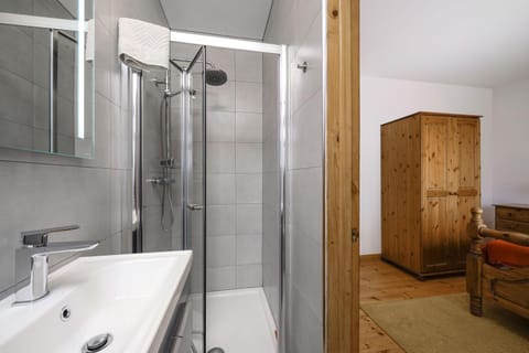 Shower, Toilet, towels