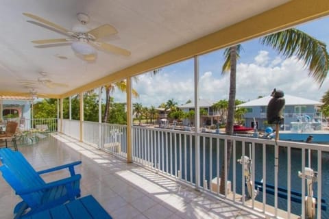 Beautiful house located in the prestigious neighborhood of Port Antigua on a deep, wide canal, home Casa in Lower Matecumbe Key