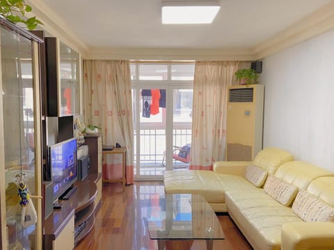 Communal lounge/ TV room, TV and multimedia, Living room, Evening entertainment, air conditioner