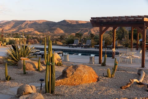 The Raven Epic Pool! House in Pioneertown