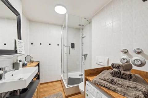 Shower, Bathroom, Photo of the whole room, towels