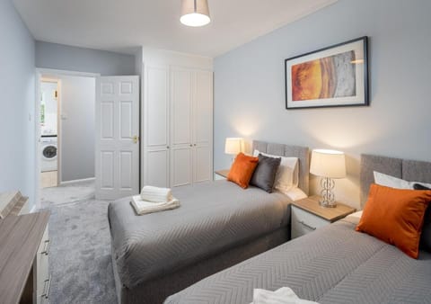 Crawley Thornhill 1 Bedroom Apartment with Free Parking by Sublime Stays Apartment in Crawley